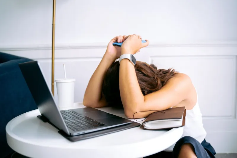 Adicto a los cursos, cero clientes: cuando formarse se convierte en tu excusa favorita para no empezar