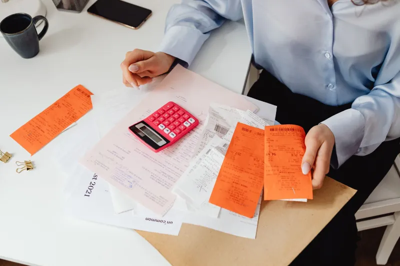 En qué no deberías gastarte el dinero el primer año de tu negocio (pero casi todo el mundo lo hace)