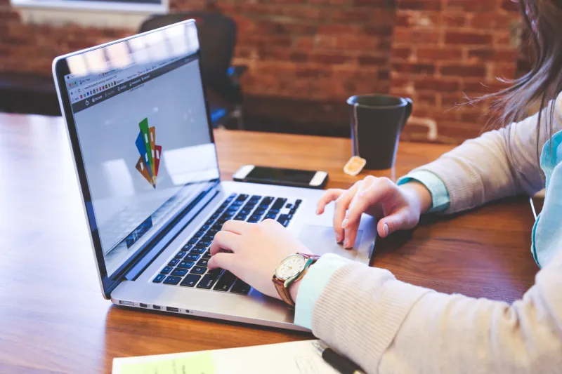 Las herramientas gratis que te devuelven horas cada semana (y cómo montarlo todo sin ser técnico)