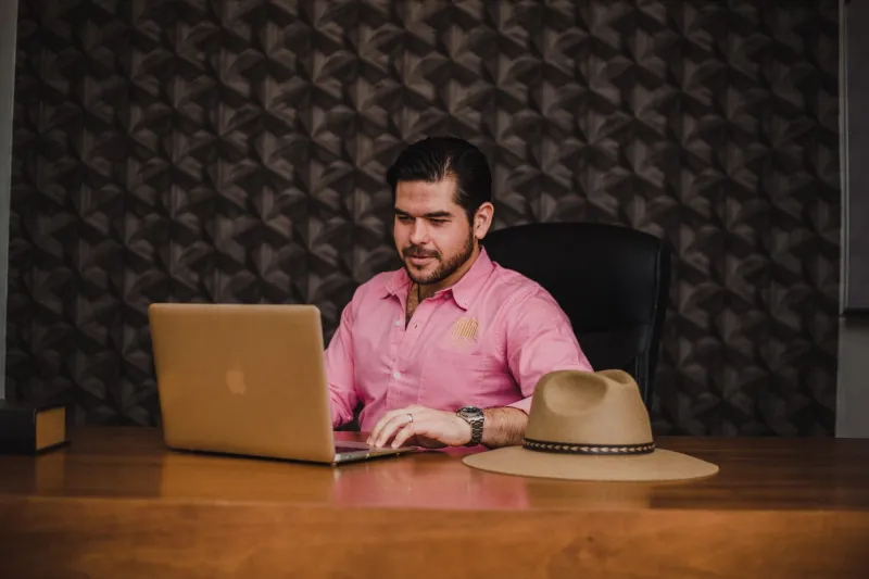 Trabajas como un burro pero nadie sabe que existes: el síndrome del emprendedor fantasma